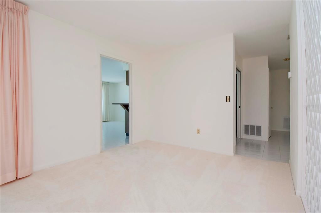 Empty room, Interior