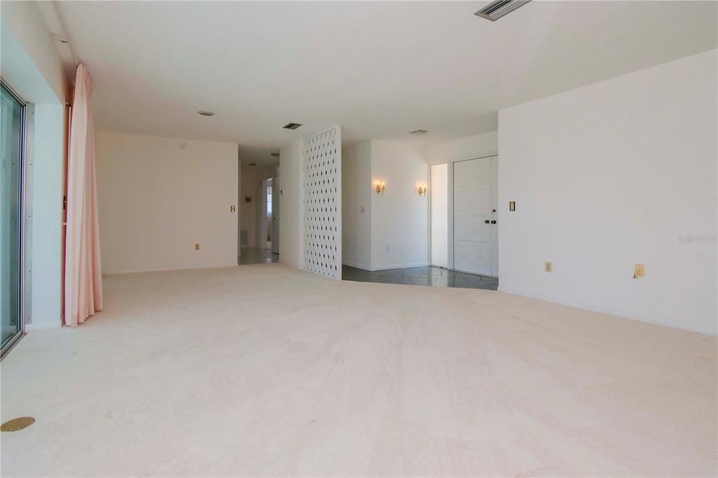Empty room, Interior