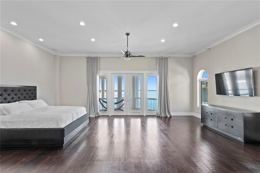 Bedroom, Interior, Recessed Lighting, Water, Wood Texture Flooring