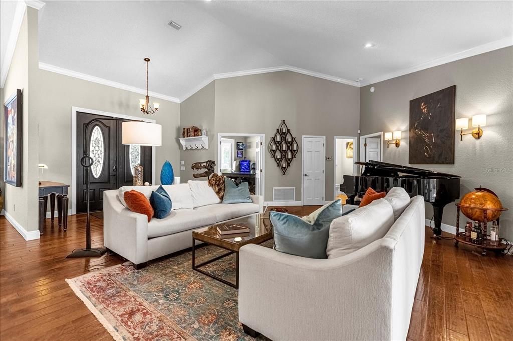 Interior, Living room, Pendant Lights, Piano, Recessed Lighting, Wood Texture Flooring
