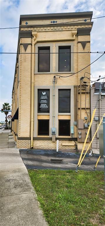 Exterior, Facade, Brick Facade, Rowhouse