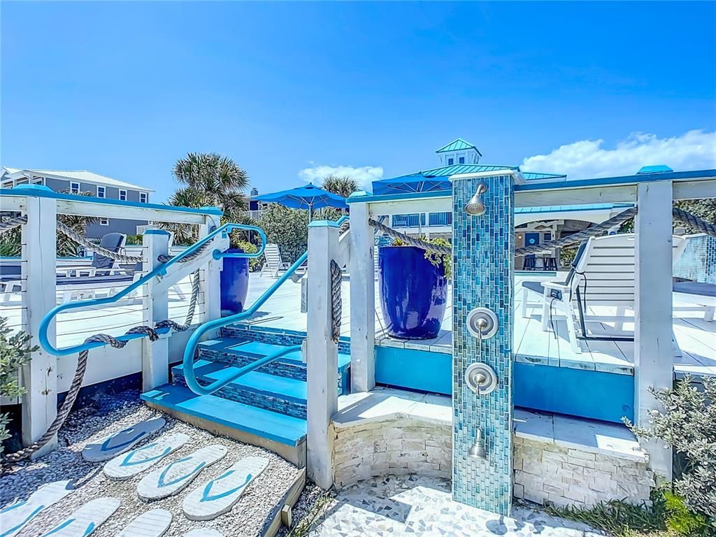 Exterior, Playground, Pool