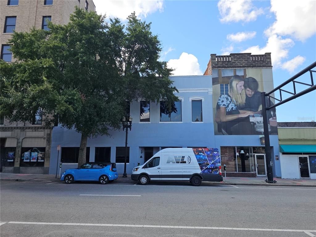 Exterior, Facade, Modern