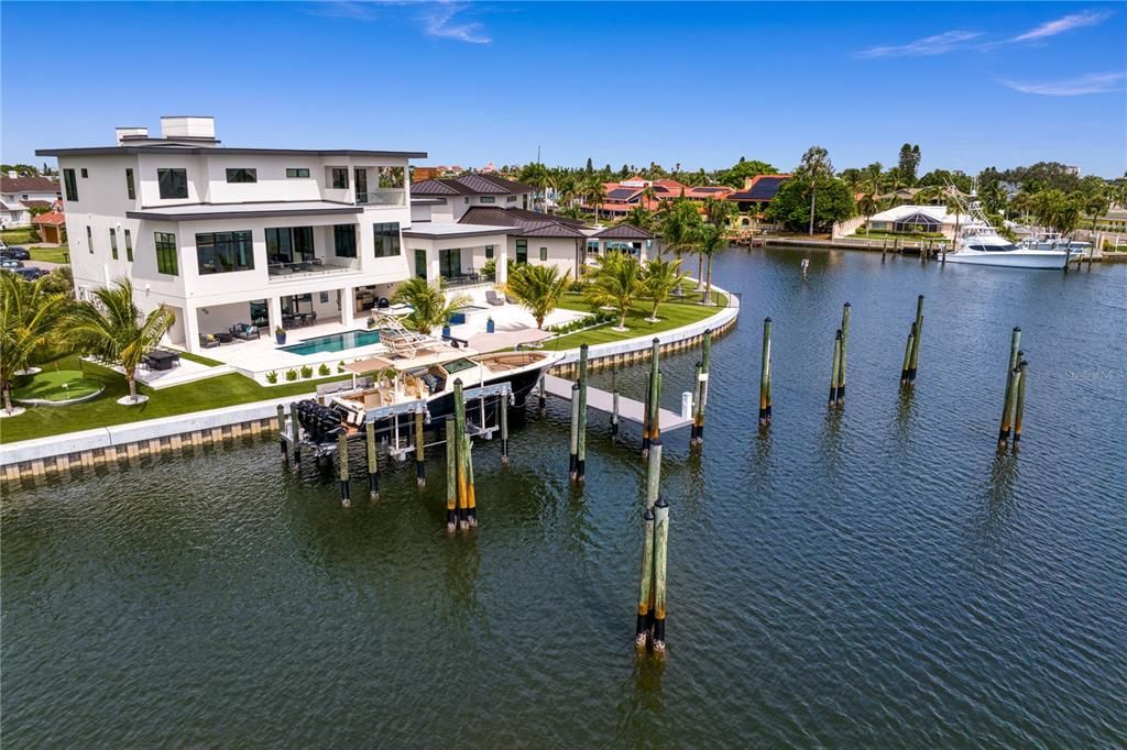 Exterior, Lake
