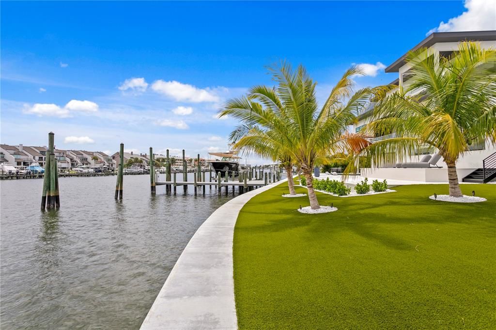 Exterior, Lake
