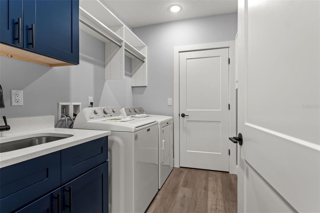 Interior, Recessed Lighting, Washer, Wood Texture Flooring