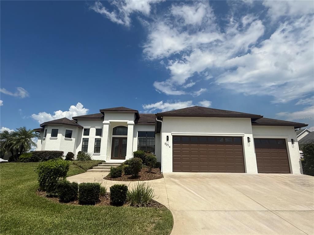 Attached, Exterior, Facade, Mediterranean