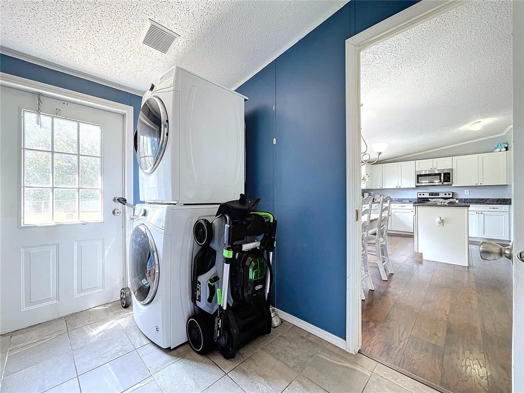Interior, Washer, Wood Texture Flooring