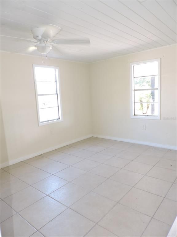 Empty room, Interior
