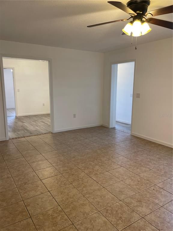 Empty room, Interior
