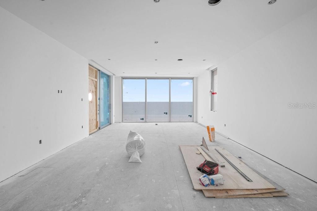 Empty room, Interior