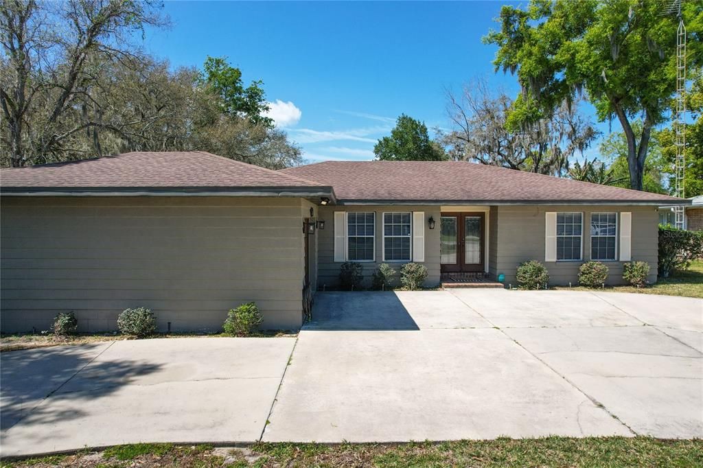 Exterior, Facade, Ranch