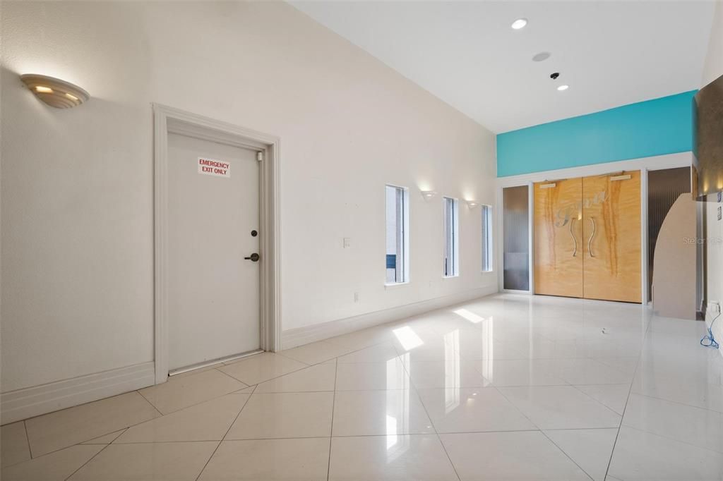 Empty room, Interior, Recessed Lighting