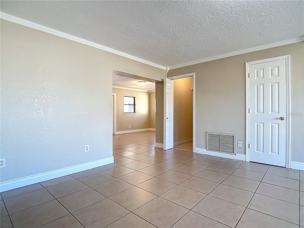 Empty room, Interior