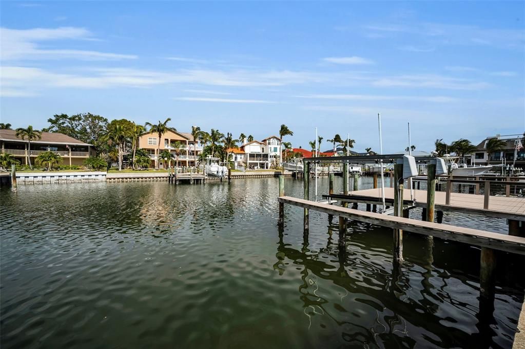 Exterior, Lake