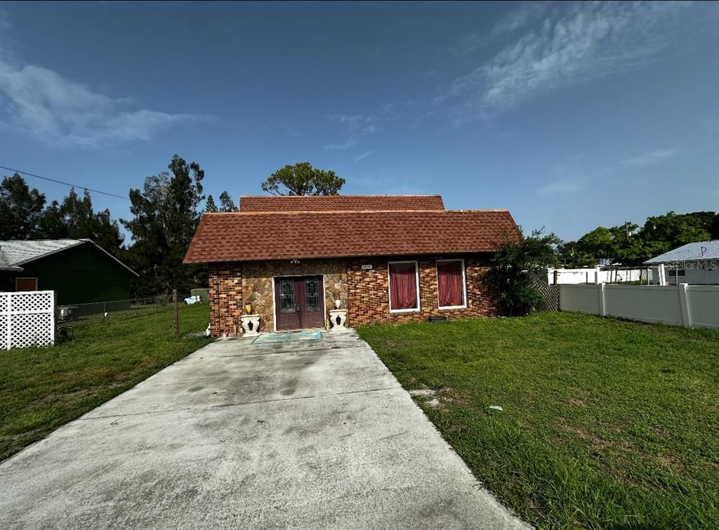 Backyard, Exterior, Facade, Brick Facade, Ranch