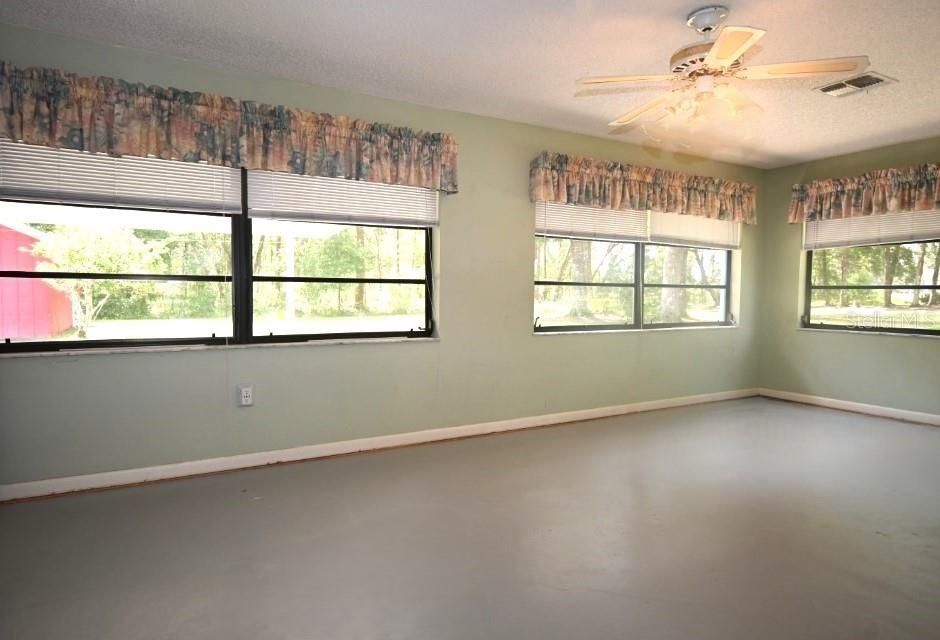 Empty room, Interior