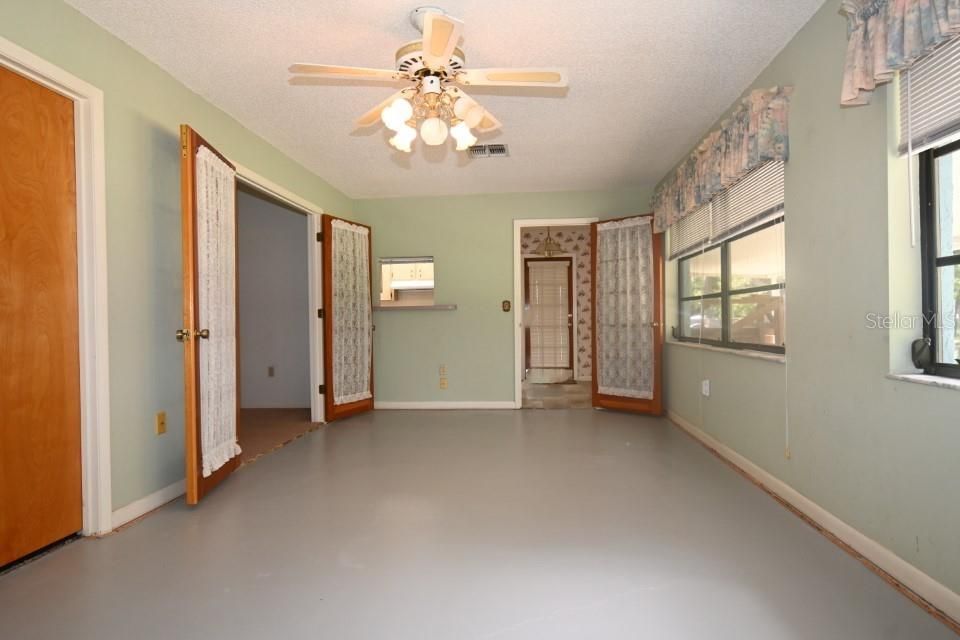 Empty room, Interior