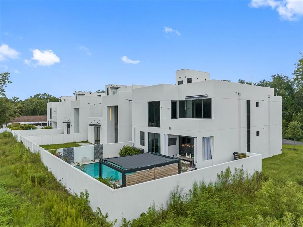 Backyard, Exterior, Facade, Pool, Modern