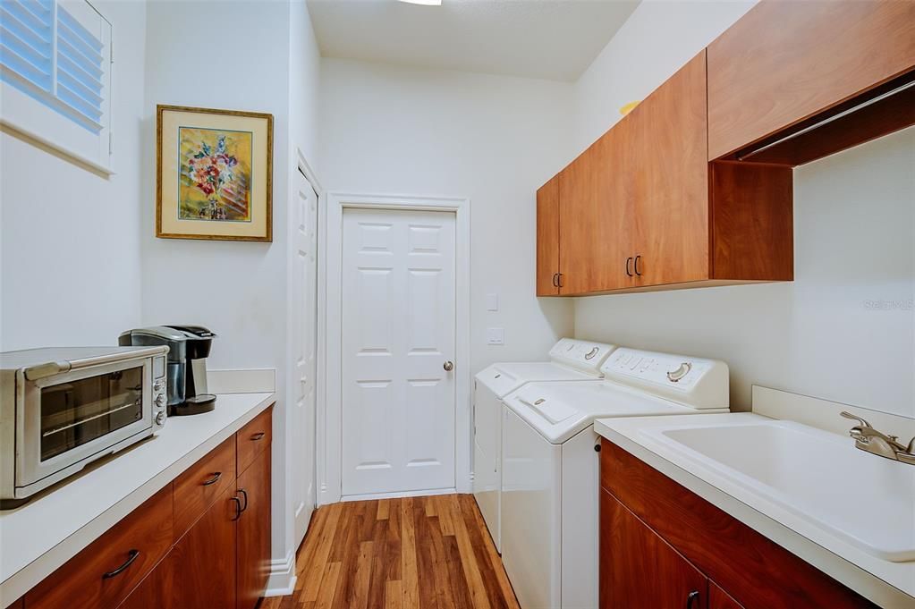 Interior, Washer, Wood Texture Flooring