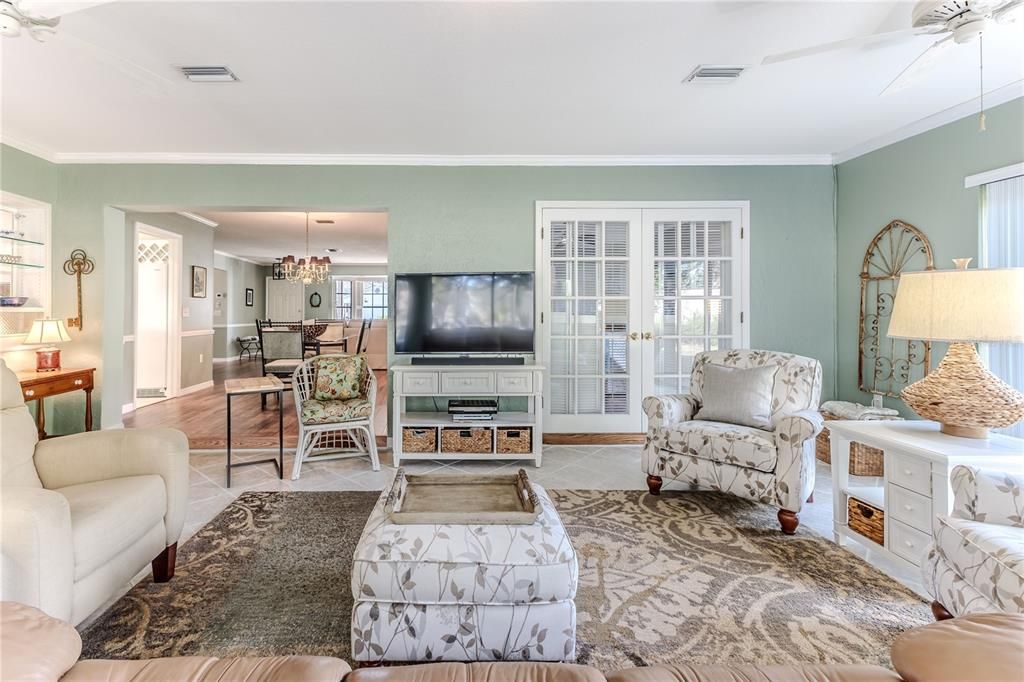 Chandelier, Dining room, Interior, Living room