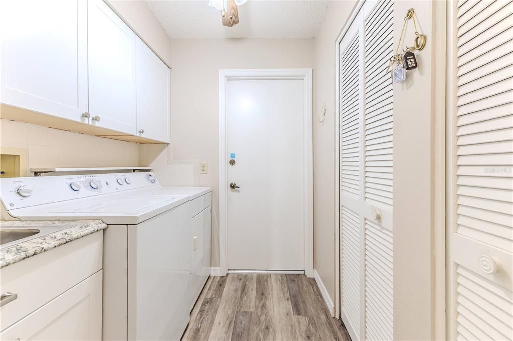 Interior, Utility Closets, Washer, Wood Texture Flooring