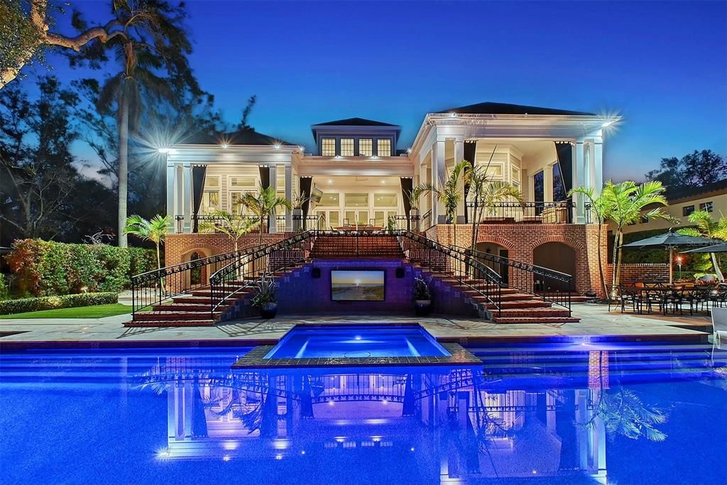 Exterior, Facade, Pool, Modern