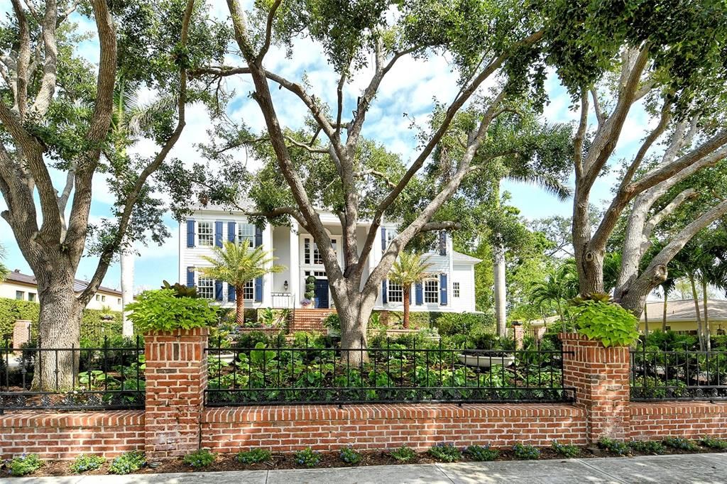 Exterior, Facade, Rowhouse