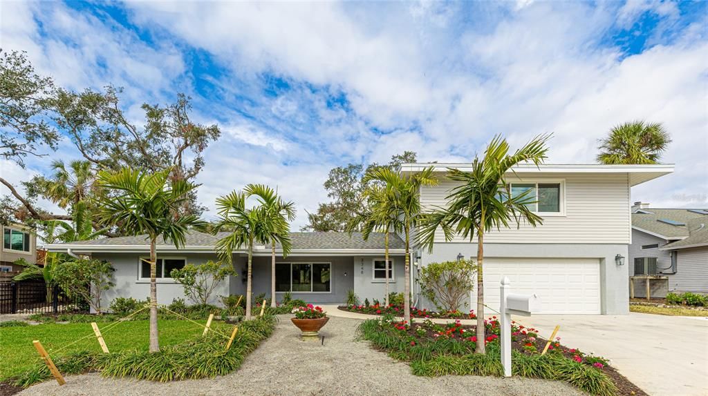 Attached, Exterior, Facade, Ranch