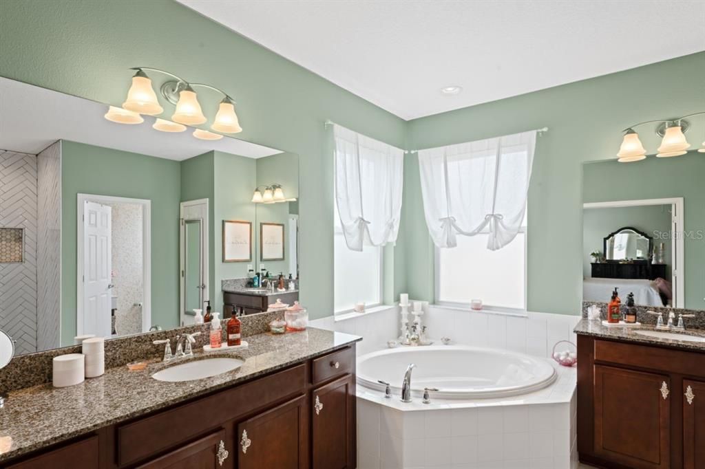 Bathroom, Dual Sink Vanities, Interior, Recessed Lighting