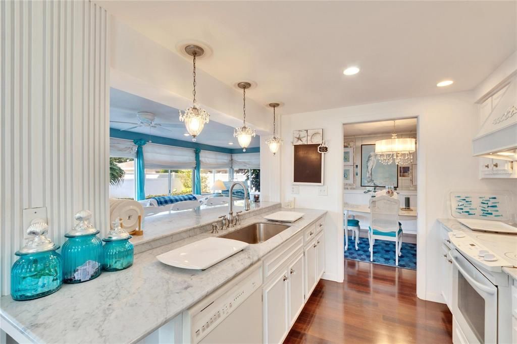 Chandelier, Dining room, Interior, Kitchen, Pendant Lights, Recessed Lighting, Wood Texture Flooring