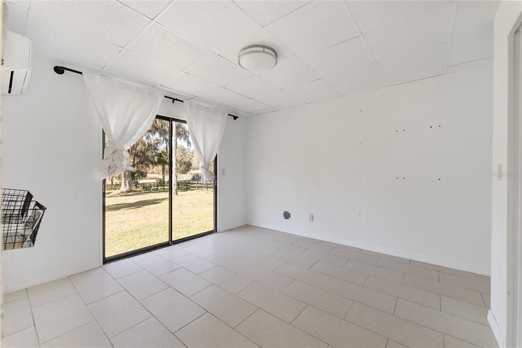 Empty room, Interior