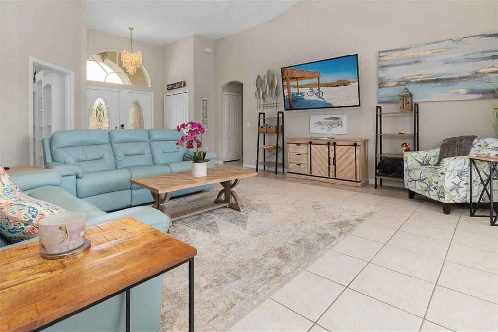 Chandelier, Interior, Living room, Pendant Lights