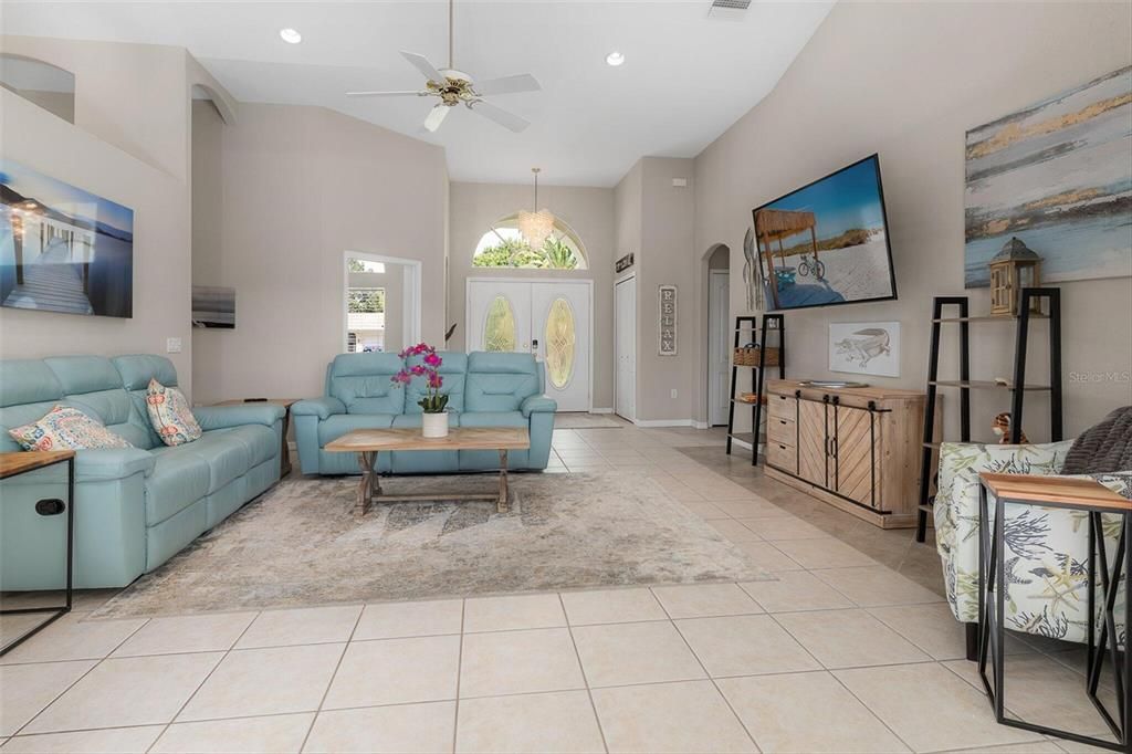 Interior, Living room, Pendant Lights, Recessed Lighting