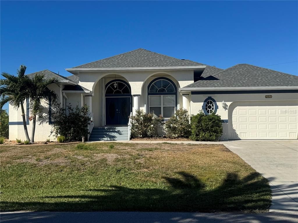 Attached, Exterior, Facade, Mediterranean