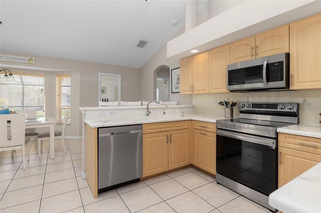 Dining room, Interior, Kitchen, Recessed Lighting, Stainless Steel Appliances