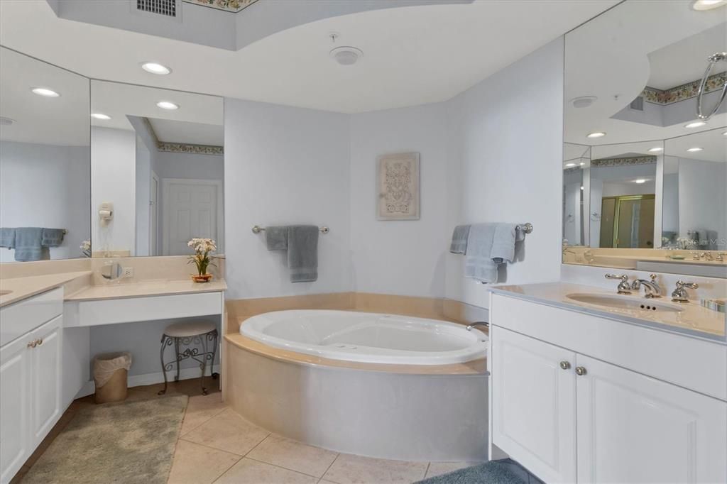 Bathroom, Dual Sink Vanities, Interior, Recessed Lighting