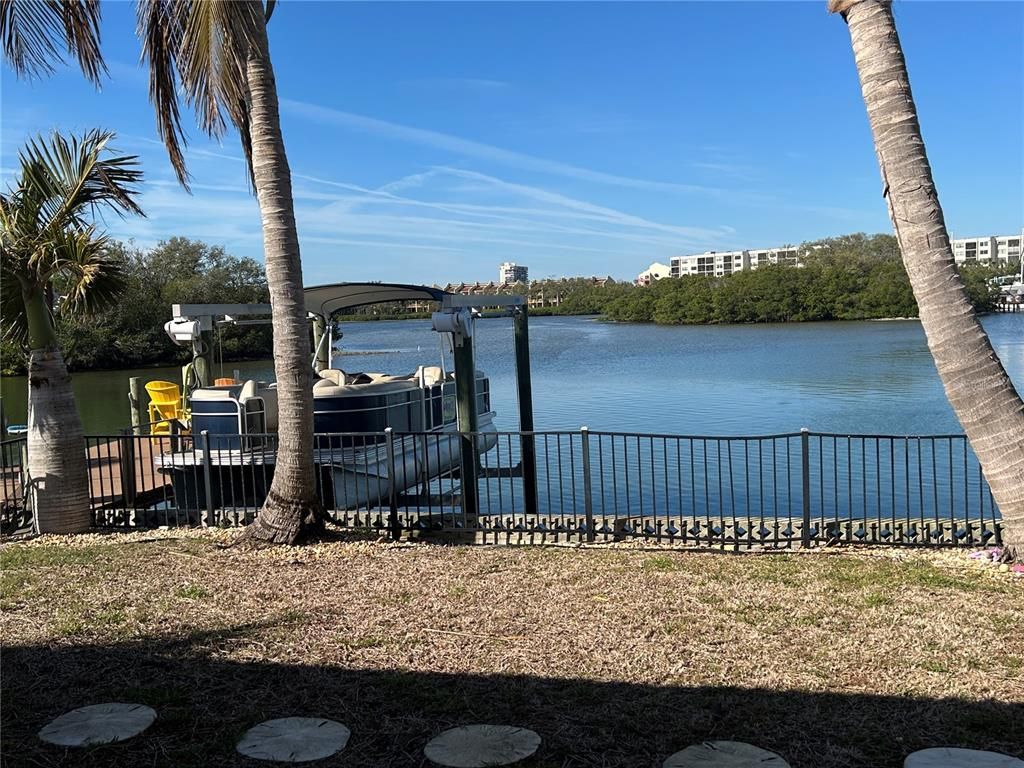 Exterior, Lake