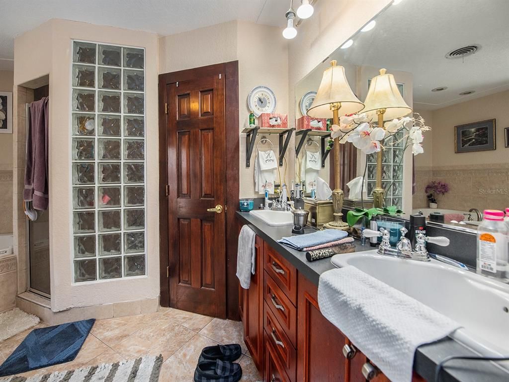 Bathroom, Dual Sink Vanities, Interior, Recessed Lighting