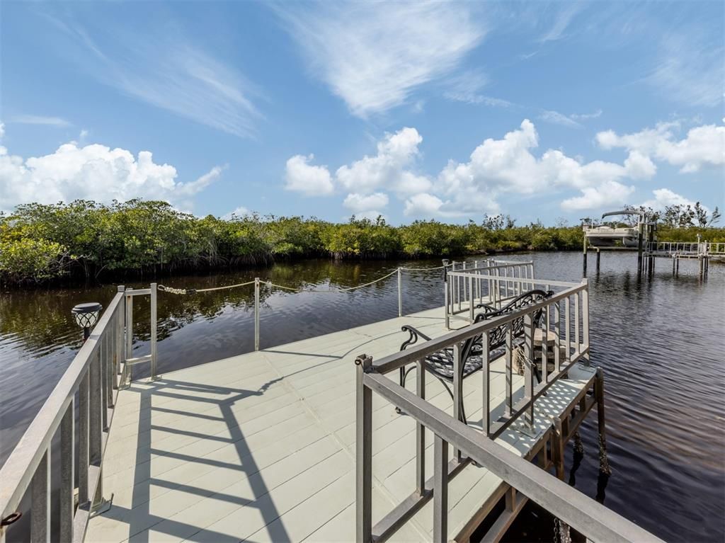 Exterior, Lake
