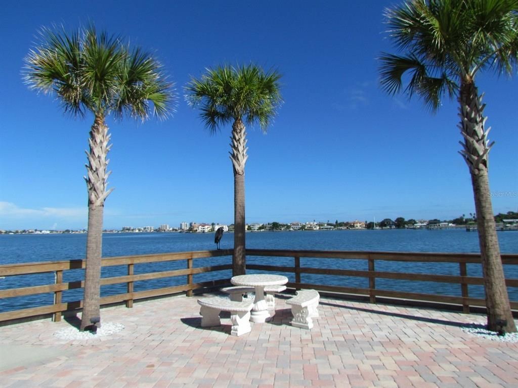 Exterior, Lake