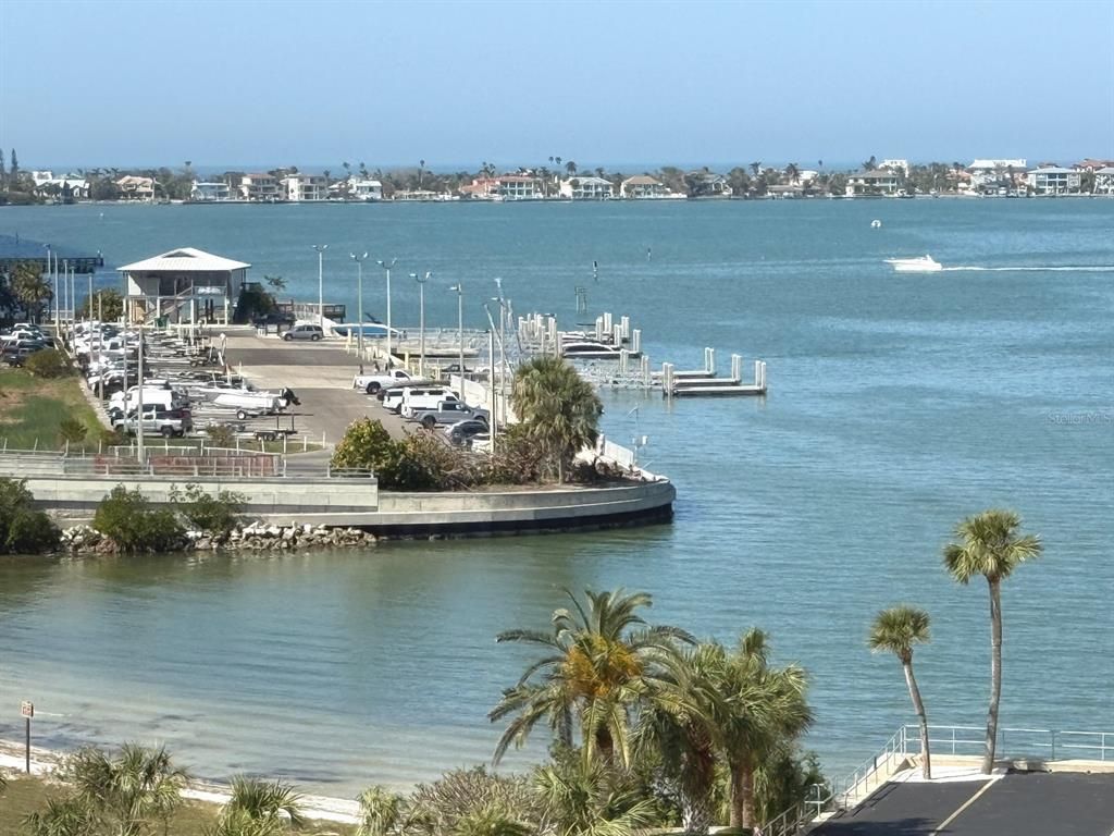 Exterior, Lake