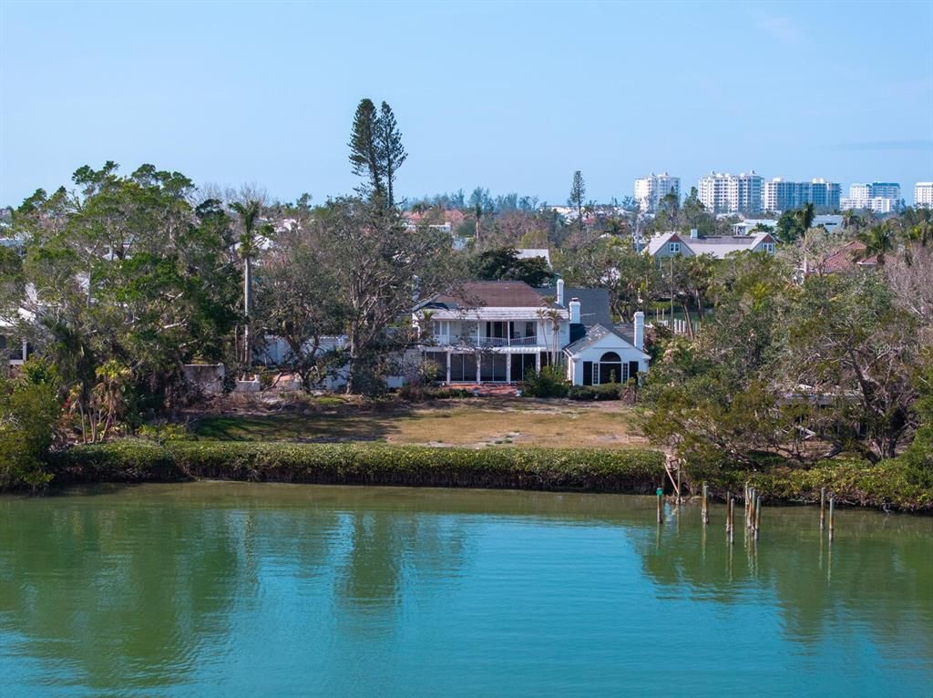 Exterior, Lake