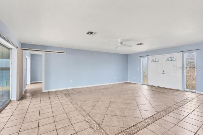 Empty room, Interior