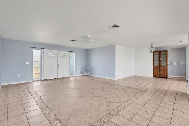 Empty room, Interior