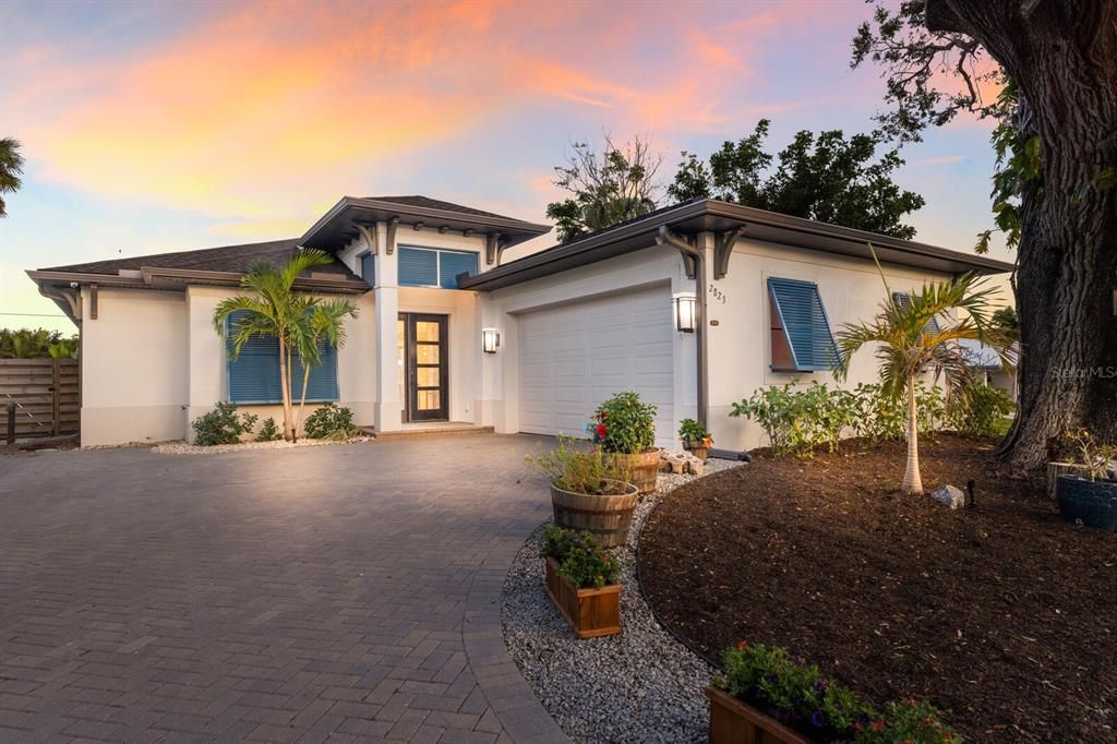 Attached, Exterior, Facade, Modern