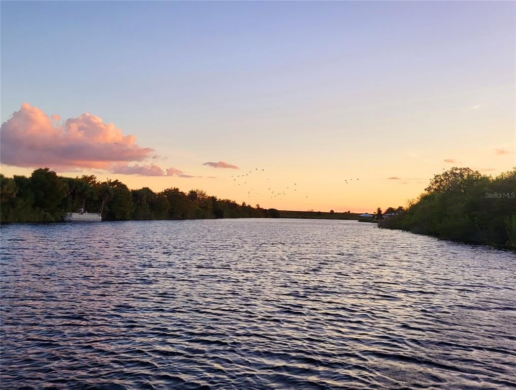 Exterior, Lake
