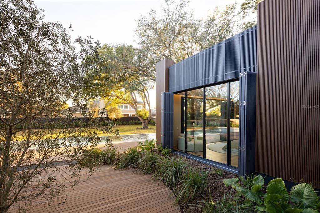 Exterior, Facade, Modern