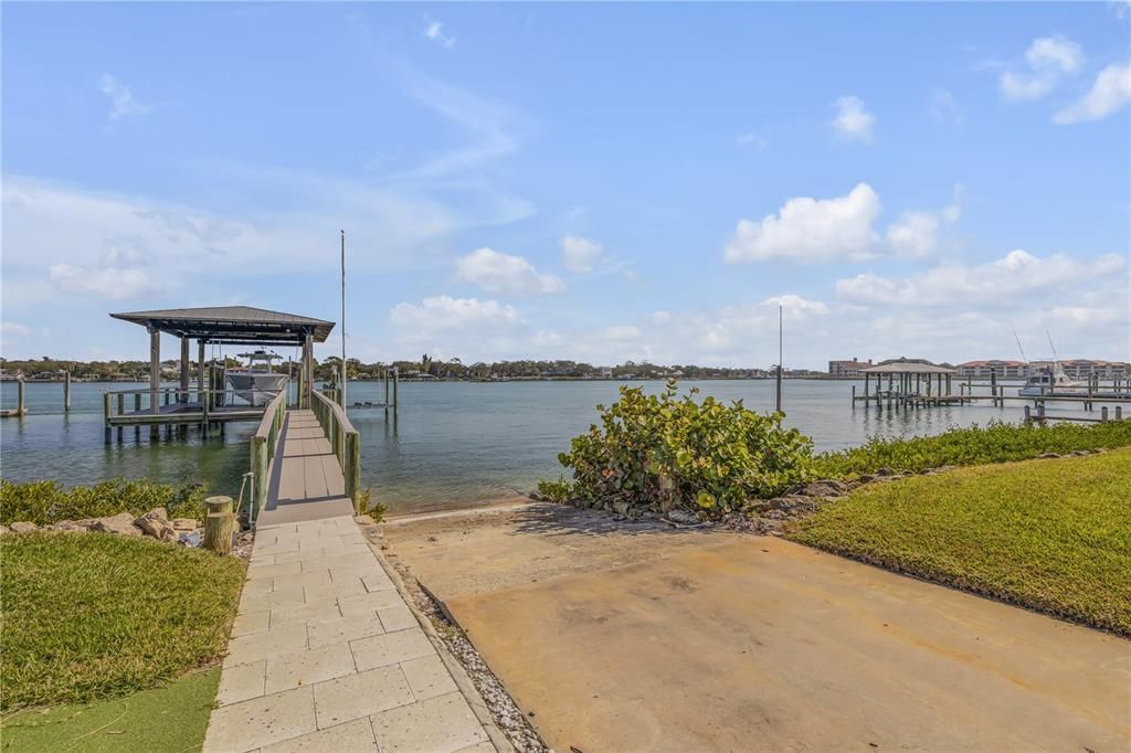 Exterior, Lake