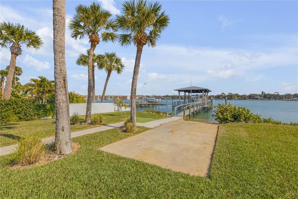 Exterior, Lake